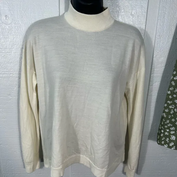 Uniqlo Crew Neck Wool Off White Sweater Size Medium EUC - Image 3