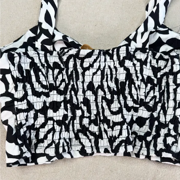 Monteau Los Angeles Crop Tank Top Womens M Black & White Geo Print Smocked - Image 4