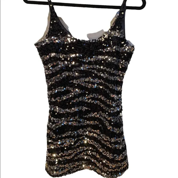 DO+BE Sparkles and sequins!!! Super posh tank perfect for an evening out! Size medium - Image 2