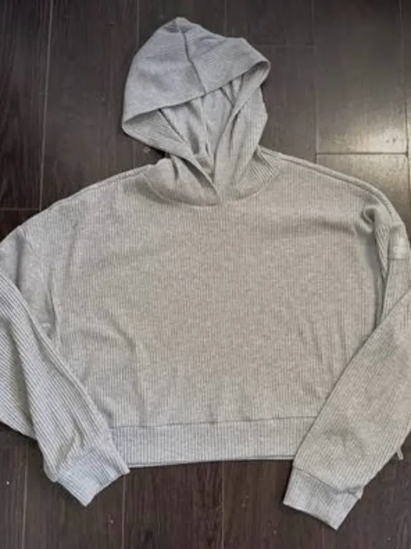 Alo Cropped Lightweight Hooded Pullover - Light Gray - Image 2