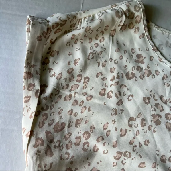 Olive and Oak leopard print top Large ivory cream pink round neck - Image 4