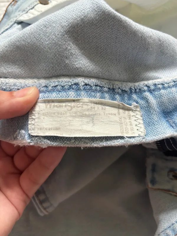 Wrangler light wash jeans - Image 6