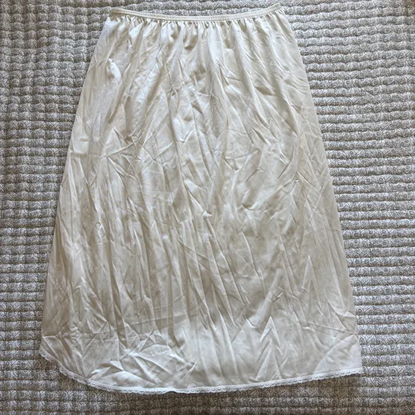 Vassarette white lace slip maxi skirt - Image 2