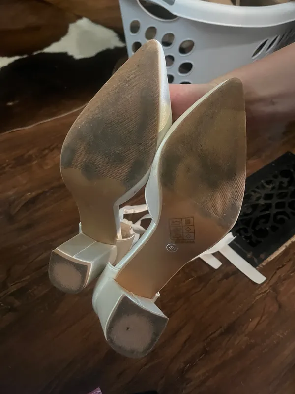 Ladies white satin heels with bow detail - Image 4