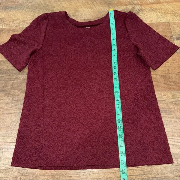 Loft Women's Jacquered Floral Patterned Short-sleeve Burgundy Crewneck Top - Image 8