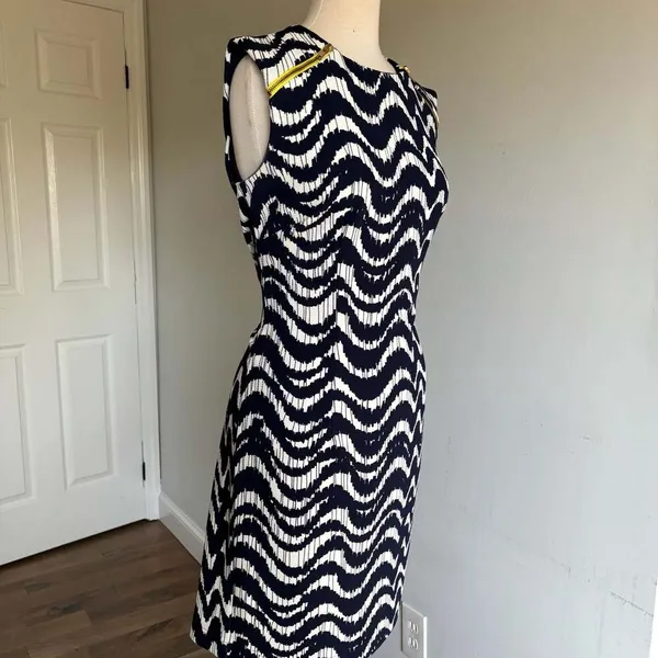 Madison Leigh Navy Blue White Chevron Print Sleeveless Sheath Dress - Image 6