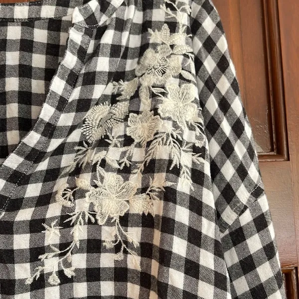 American Eagle Black and White embroidered Checkered Women's Top large - Image 4