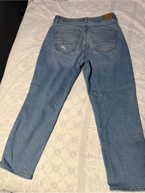 American Eagle Outfitters Women's Light Wash mom jeans size 10 short - Image 2