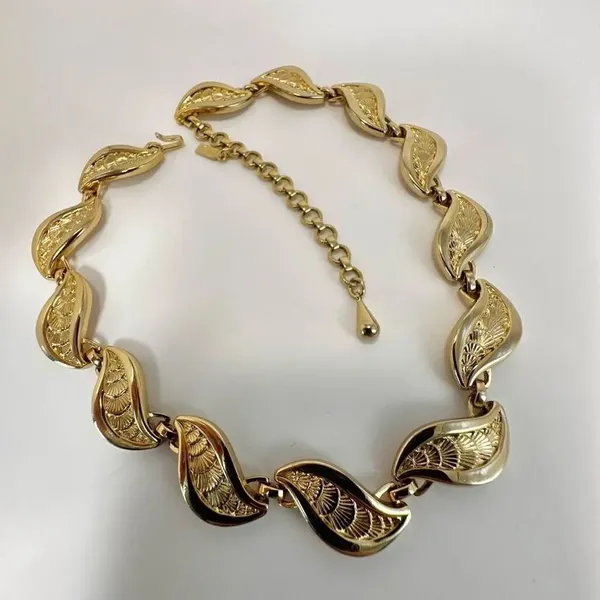 vintage monet gold tone leaf choker necklace - Image 4