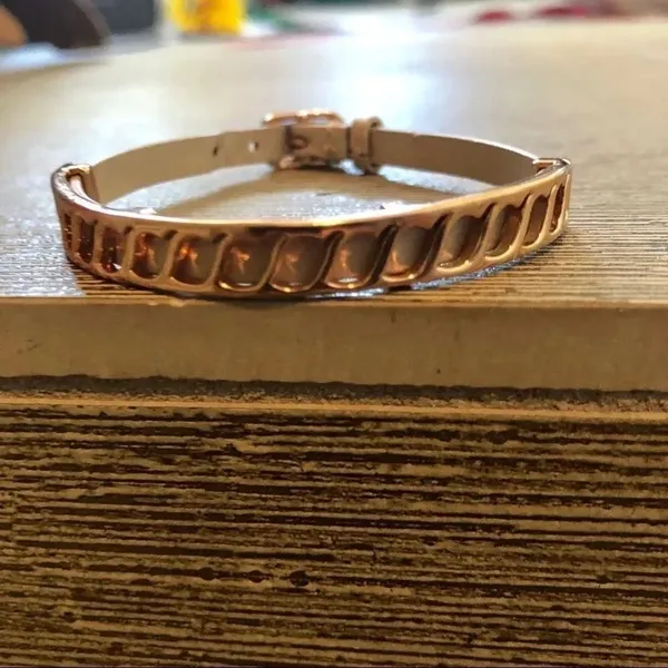 Rose gold tone buckle bracelet - Image 6