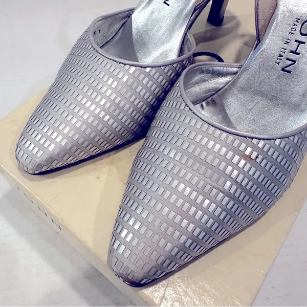 St. John Slingback Pointy Toe Pumps Women's 7.5B Silver Leather Strap‎ Vintage - Image 2