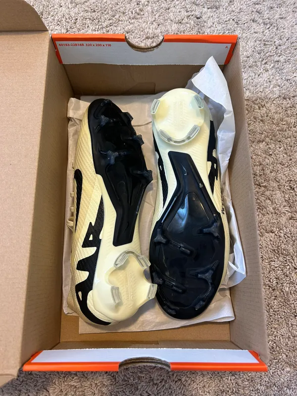 Nike Cleats - Image 3