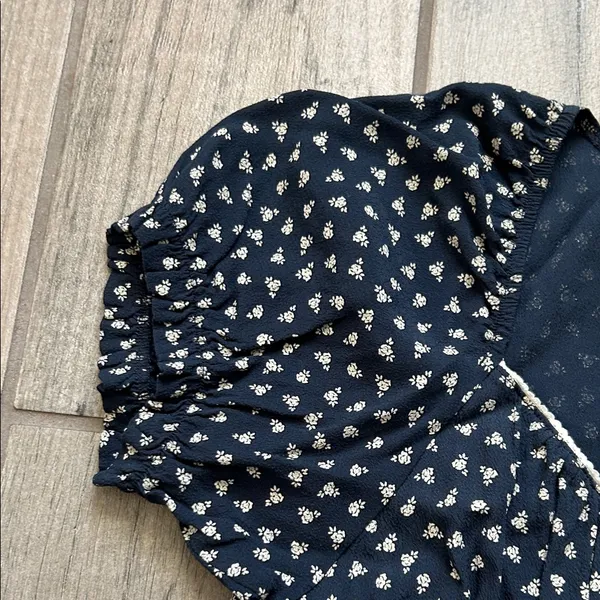 Brandy Melville Dark Blue Patterned Top - Image 4