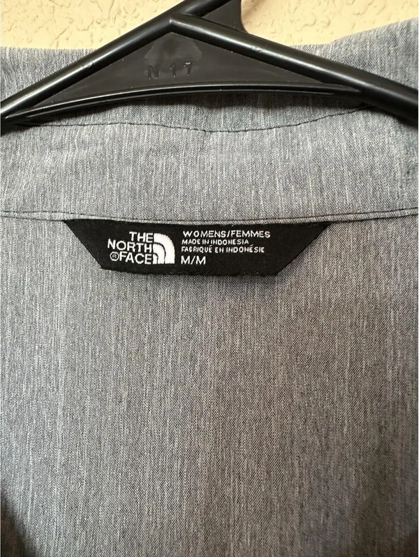 THE NORTH FACE Women’s Med Gray Long Sleeve Stevie Woven Button Up Shirt - Image 2
