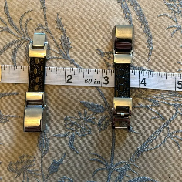 Fitbit band never worn size small - Image 2