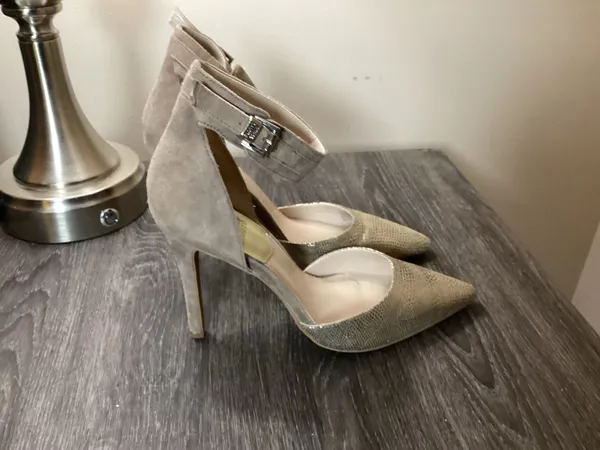 Vince Camuto Gigia Pointed Toe Ankle Strap Pumps Size 8M - Image 2