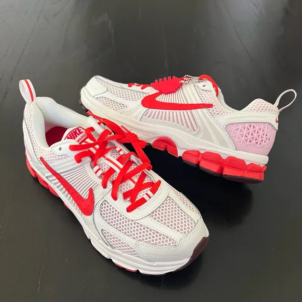 New NIKE Vomero 5 GS 'Valentine's Day 2025' - Image 3