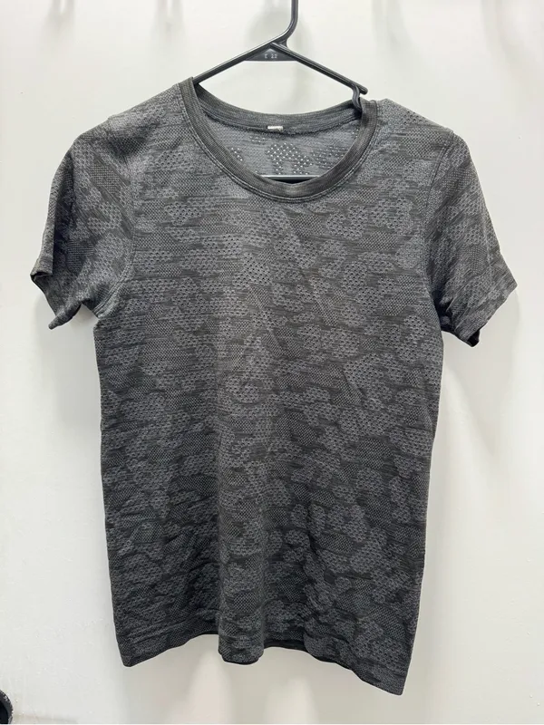 Lululemon athletica women’s breeze by polar spots titanium/black short sleeve - Image 2