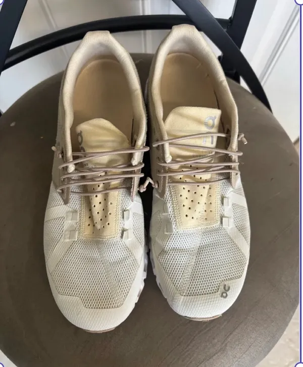 Size 8.5 ON Cloud Sand/snow 50/50 lace up low top Running Sneakers. In EUC! Upgrade your athletic footwear collection with these ON Women's Cloud 50/50 Running Sneaker Shoes - Image 3