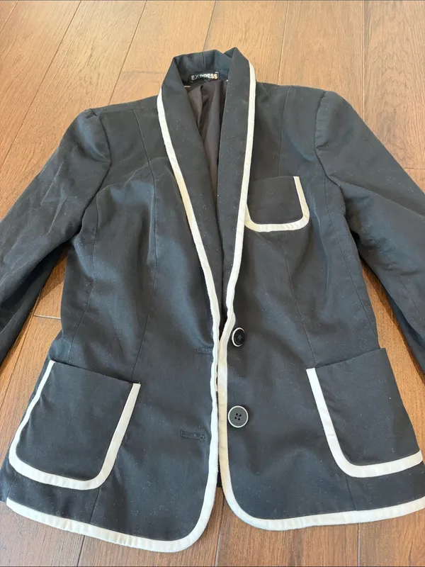 Express Black Blazer with White Piping Size 2 - C70-029 - Image 3