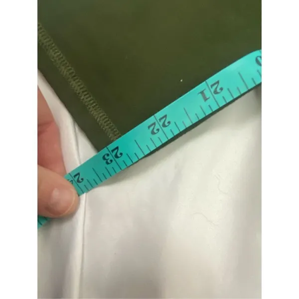 Fabletics 23” olive green leggings size small - Image 6