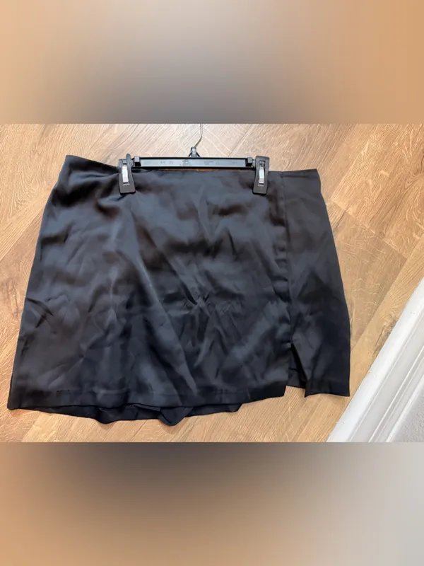 Abercrombie & Fitch Mid Rise Hi-Shine Mini Skort Large - Image 4