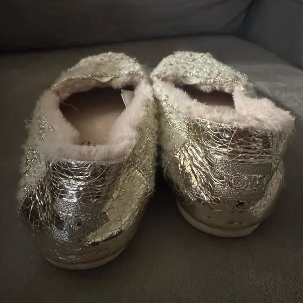 fuzzy Sherpa White Gold Pink women’s 8 TOMS slip on shoes - Image 4