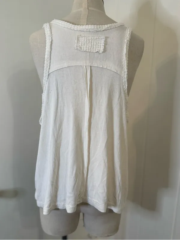 POL White Crochet- Raw Trim Tank Sz M - Image 2