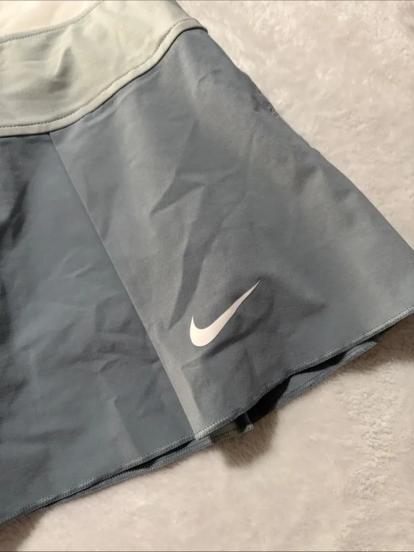 Nike DRI fit size small Women's Light Gray White Pleated Skater Tennis Skirt ath - Image 3