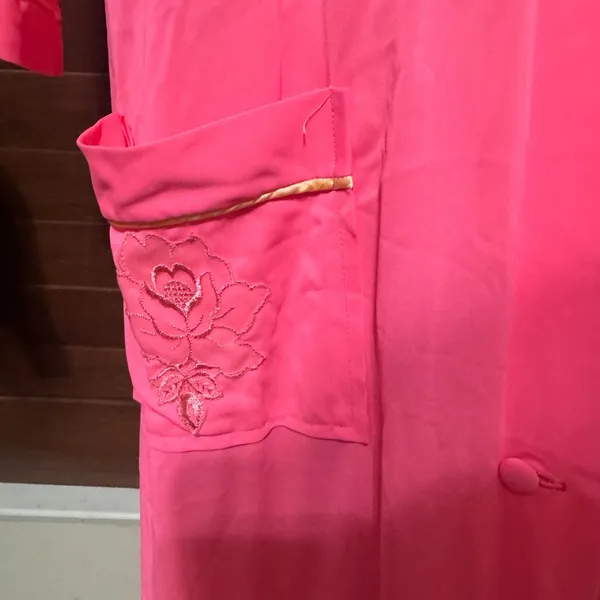 Vintage Neon Pink Nylon Robe Housecoat sz‎ M Floral Embroidery Long MCM grandma - Image 4