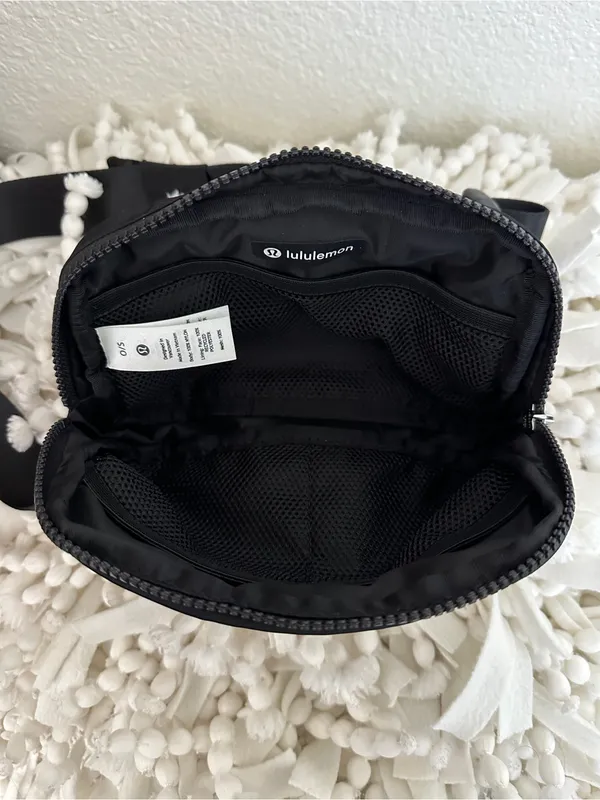 LULULEMON Everywhere Belt Bag in Black NWOT - Image 3