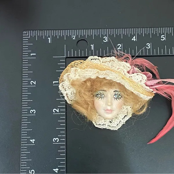 Vintage Porcelain Face Victorian Lady Head with Fascinator Hat Brooch 21g - Image 5