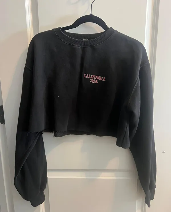 Brandy Melville Cropped Sweatshirt - Image 2