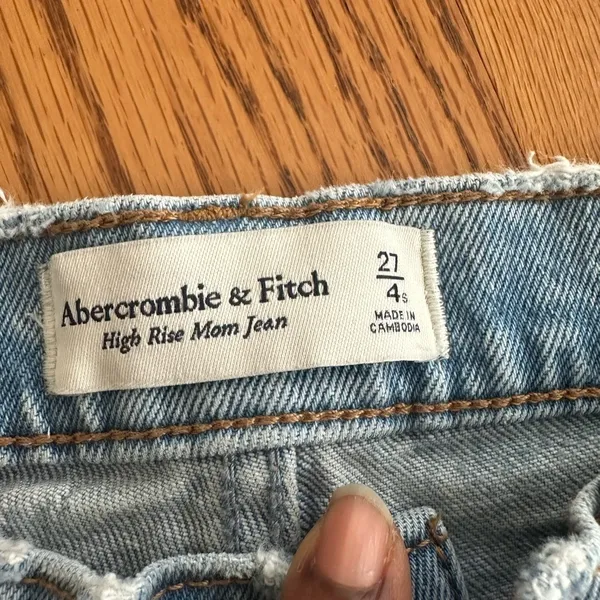 Abercrombie & Fitch 80s High Rise Mom Jeans Light Wash Waist 27” Ankle jeans - Image 9