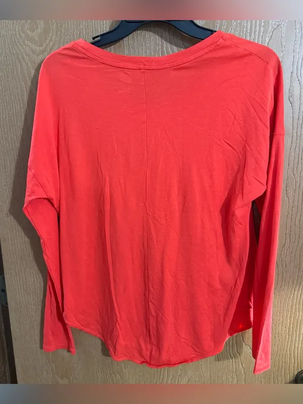 Nike Women’s T-Shirt Red Long Sleeve Scoop Neck Round Hem Gold Foil Swoosh Sz M - Image 6