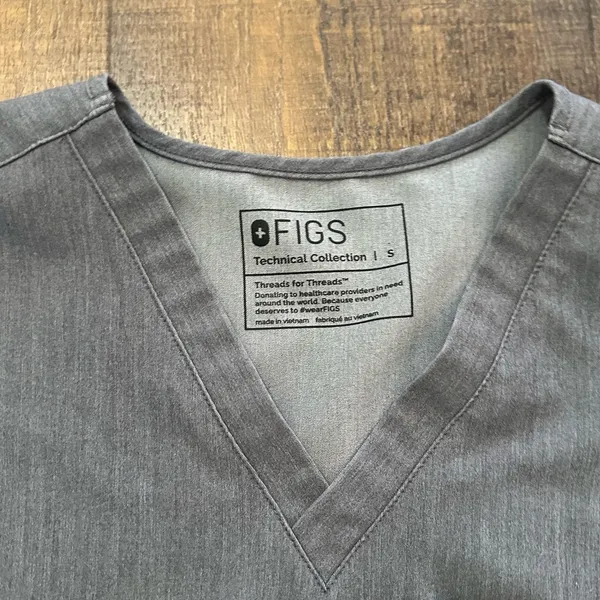 Figs Graphite One Pocket Scrub Top Size Small - Image 3