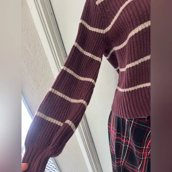 Abercrombie & Fitch Women's Burgundy and Cream Jumper size XS - Image 2