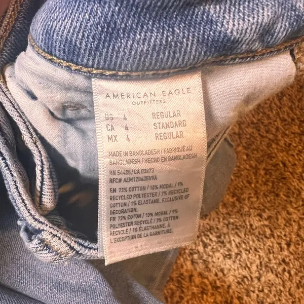 American Eagle Outfitters Mom Jeans Light Wash‎ Distressed High Rise Size 4 - Image 4