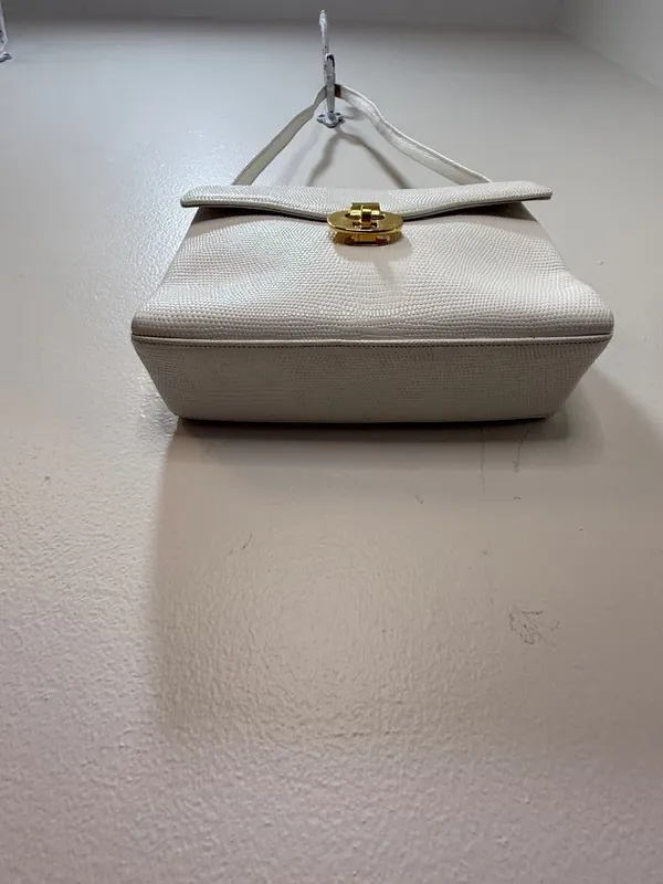 Chic de Paris Structured Textured Gold Toned Hardware Vintage Shoulder Bag - Image 9