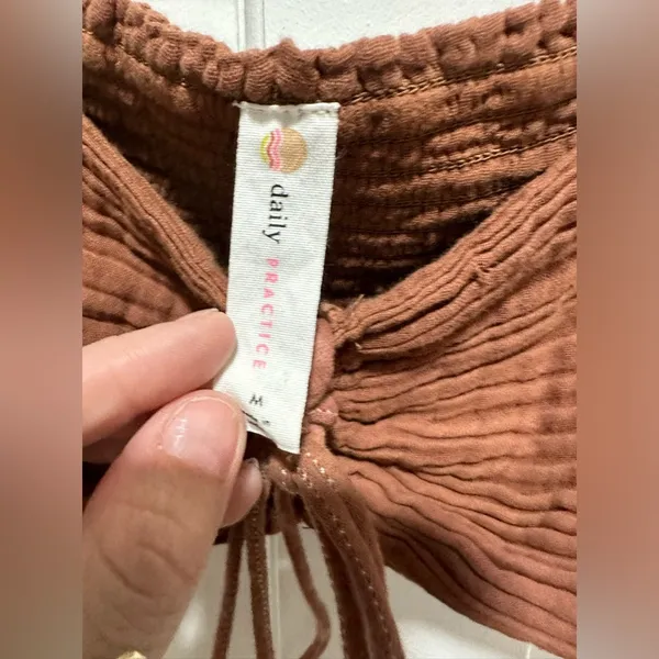 Anthropologie Daily Practice Crop Top Size Medium EUC - Image 4
