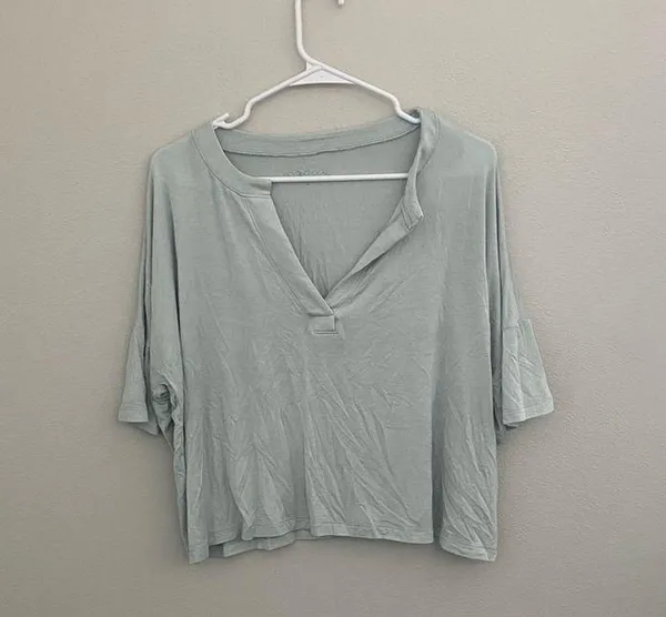 Beyond Yoga Women's Glacier Blus Swinging Cropped Tee Size Medium - Image 4