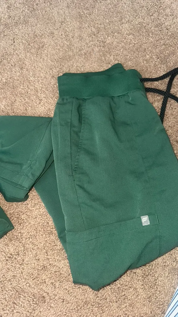 Fabletics Scrubs Set green  - Image 2