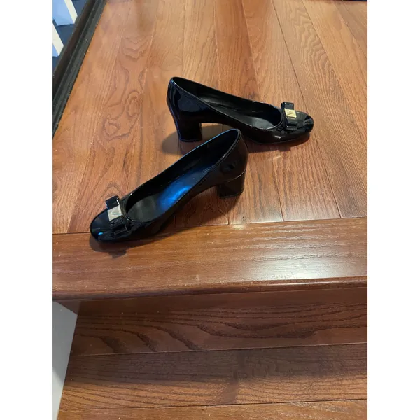 Michael Michael Kors Black Patent Leather Bow Block Heel Pumps Size 8M Gold Logo - Image 4