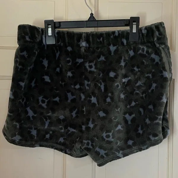 AERIE Shorts Green Cheetah Print Fleece Size Medium Pajama Lounge Beach Travel - Image 8