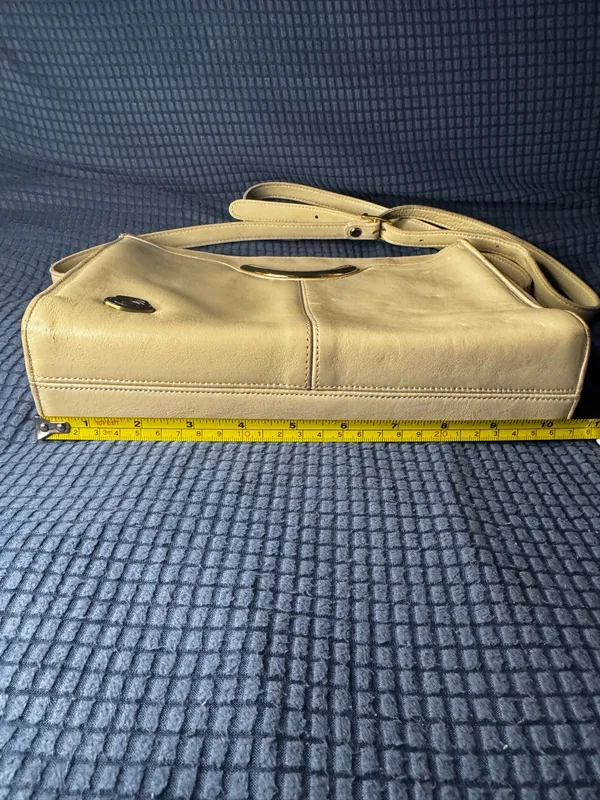 Vintage Etienne Aigner smooth cream leather shoulder/crossbody bag - Image 3