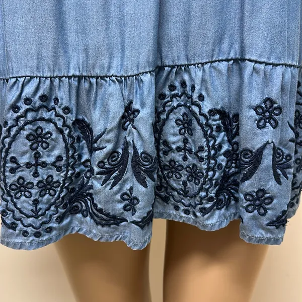 Crown & Ivy light denim embroidered top with drawstring collar, size L - Image 4