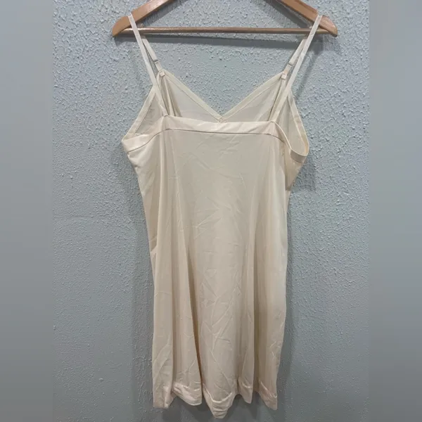 VTG 70s Vanity Fair Beige Antron Nylon Full Dress Slip 40 Lace Trim Adj Straps - Image 2