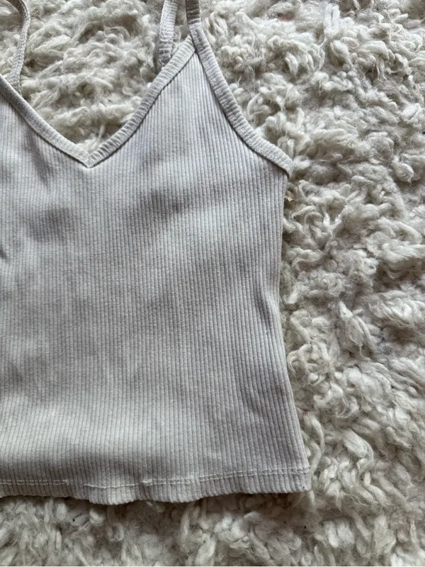 American Eagle Ribbed V-Neck Off White Cropped Tank Top - Image 2