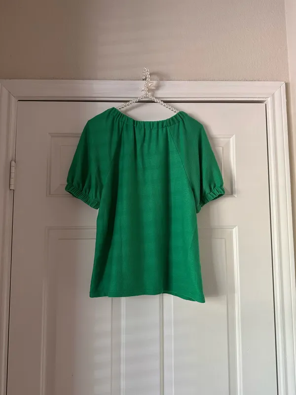 Crown & Ivy Kelly Green Puff Sleeve Top - Image 4