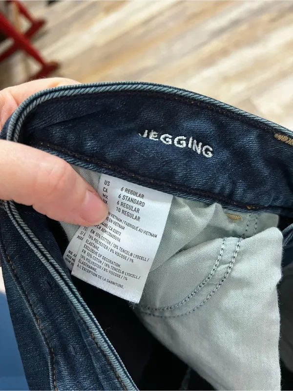 American Eagle Classic Dark Blue Skinny Jeans - Image 4